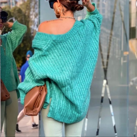 BRAND NEW FREE PEOPLE ELECTRIC TEAL OVERSIZED V NECK LONG SLEEVE SWEATER SZ MED - Picture 2 of 6